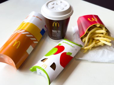 McDonald 'ın McDonalds' la olan yemeği, elmalı turta, patates kızartması ve kahve..