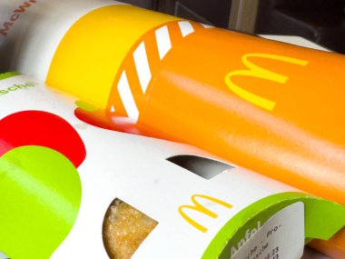 McDonald 's yemek paketi. Renkli kızartma ve hamburger kutuları..