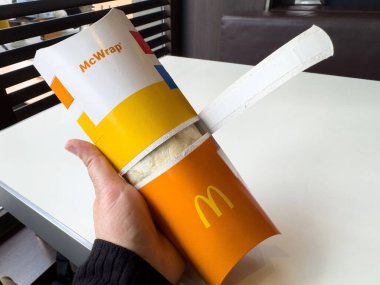 Restoran masasında mcwrap 'in paketini açmak.