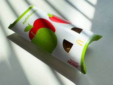 McDonald 's elma turtası paketleme kırmızı ve yeşil elma tasarımı.