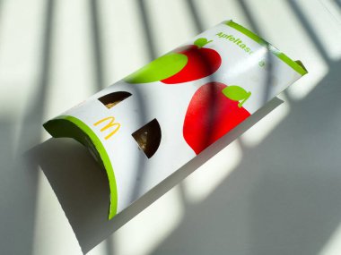 Beyaz arka planda canlı elma tasarımı olan McDonald 's elmalı turta kutusu..