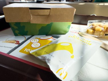 Fast food tepsisi, ambalaj ve tuvalet paketi restoranda masanın üstünde..