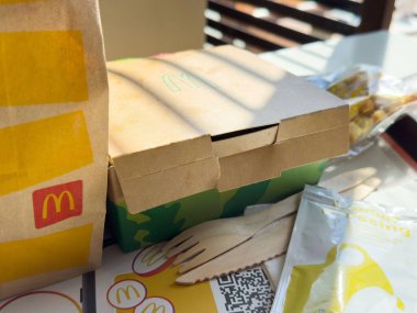 Güneş ışığı altında çevre dostu ambalajlı fast food yemeği..