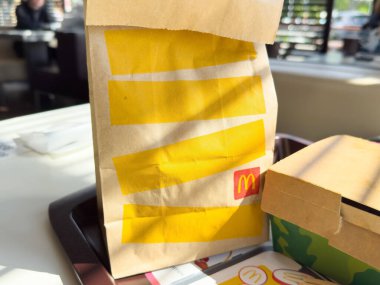 Lokantada tepside markalı ambalajlı fast food..