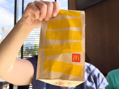 McDonald 'ın kese kağıdını tutan kişi..