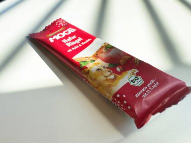 Mogli elmalı, çilekli, kakaolu organik atıştırmalık..