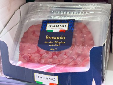 Vitrinde paketlenmiş italamo bresaola.