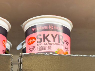 Çilekli gökyüzü yoğurdu. Marketin rafında Milbona marka..