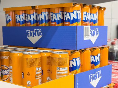 Mağazada portakal fanta kutuları sergileniyor.
