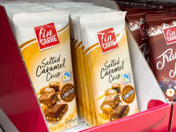 Perakende mağazasında tuzlu karamel çıtır çikolatalar sergileniyor..