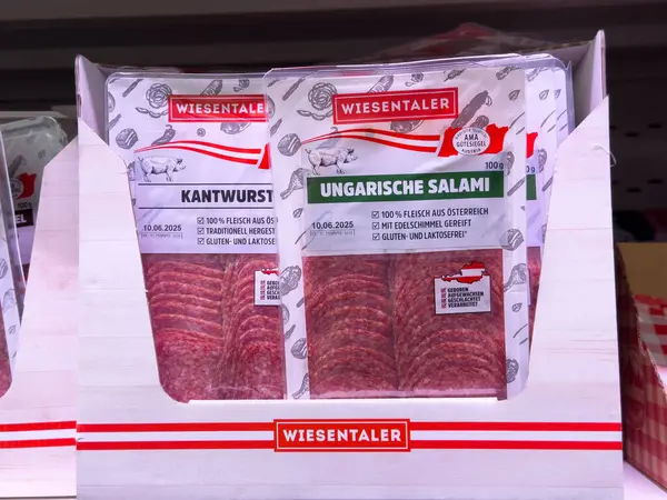 Süpermarket rafında paketlenmiş kantwurst ve Macar salamı.