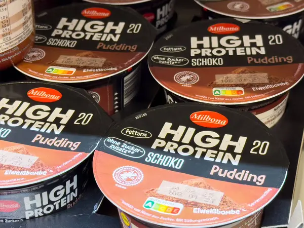 Dükkanda yüksek proteinli çikolatalı puding.