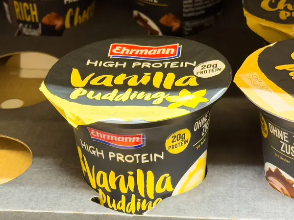 Ehrmann yüksek protein vanilyalı puding kabı zengin tatlar ve 20 g protein içeriği.