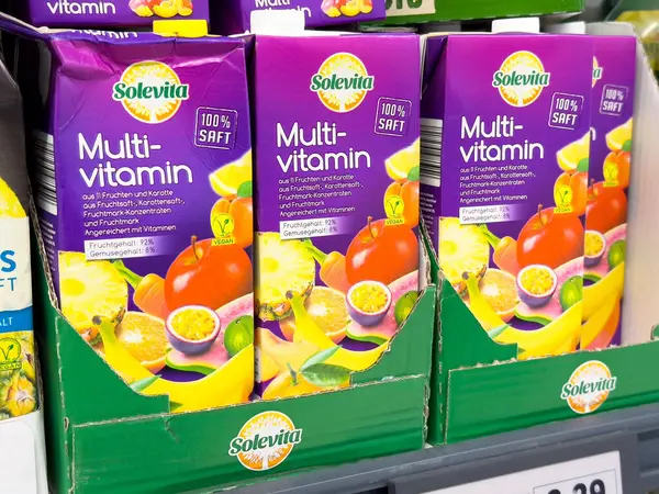 Meyve ve ve besin bilgileriyle Solevita multivitamin suyu ambalajı.