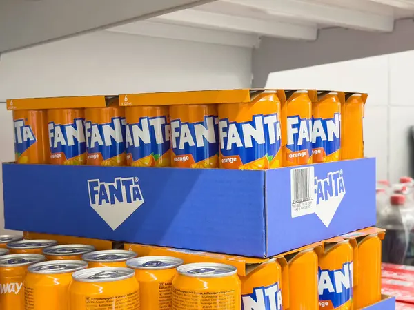 Doldurulmuş fanta portakallı soda kutuları rafta duruyor..
