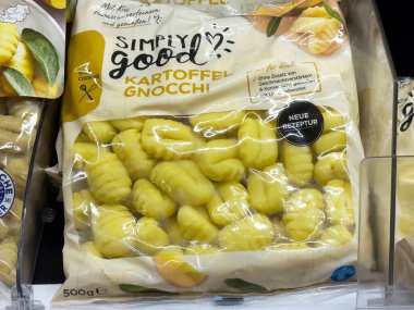 Market vitrininde sadece iyi kartoffel gnocchi paketleme.