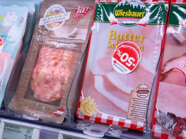 Avrupa süpermarket koridorlarında paketlenmiş et çeşitliliği.