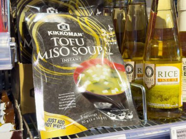 Süpermarketin rafında tofu miso çorbası paketi var..
