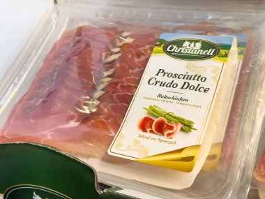 Plastik kutuda kuşkonmaz etiketli paketlenmiş prosciutto crudo dolce..