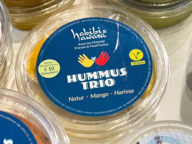 Doğal, mangolu ve harissa aromalı vegan humus üçlüsü..