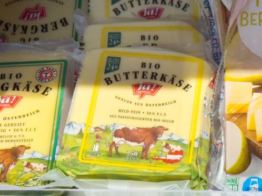 Doğal çayırlık resimli organik Avustralya yağlı peynir ambalajı.