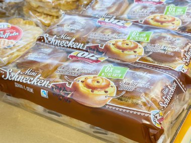 Mini schnecken hamur işleri süpermarket koridorunda sergileniyor.