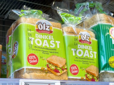 Süpermarket raflarında tam tahıllı tost ekmeği ambalajı.
