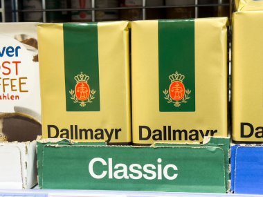 Süpermarketin rafında Dallmayr 'ın klasik kahve paketleri.