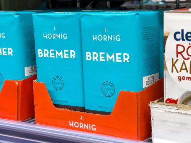 Market koridorunda J. Hornig Bremer kahve paketleme sergisi..