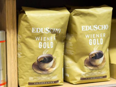 Eduscho sosis altın kahve poşetleri rafta - aromatik öğütülmüş kahve paketleme.