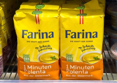 Parlak sarı desenli, mağaza rafında hazır polenta farina ambalajı.