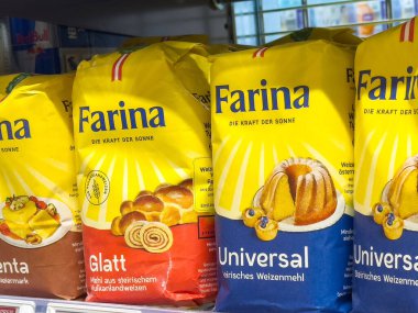 Market raflarındaki farina buğday un paketlerinin çeşitliliği.