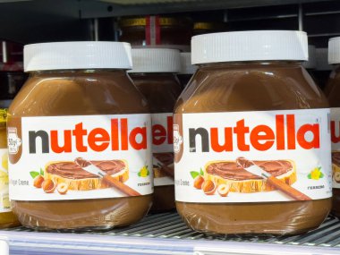 Fındık ve çikolata kaplı fındık kavanozları mağazanın rafında..