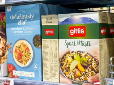 Süpermarkette granola ve müsli içeren mısır gevreği kutularının çeşitliliği.