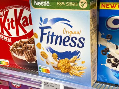 Süpermarketin rafındaki Nestle spor gevreği kutusu.