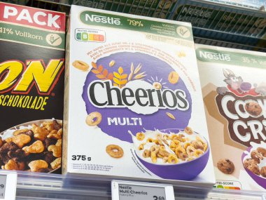 Nestle cheerios multi tahıl kutusu mağaza rafında.
