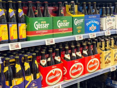 Süpermarket raflarındaki çeşitli bira markaları.