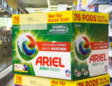 Ariel hepsi bir arada podlar Deterjan kutusu mağaza rafında parlak ambalaj tasarımı ile.