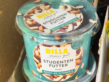 Süpermarketin rafında fındık ve kurutulmuş meyvelerle karışık aperatifler..