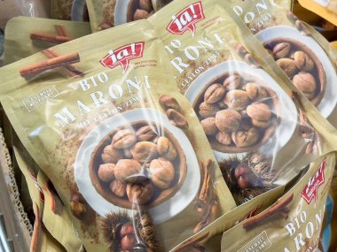 Markette Seylan tarçın ambalajlı organik kestaneler.