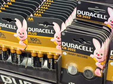 Duracell pilleri ikonik pembe tavşancığı ile aa ve cr 2032 içerir..