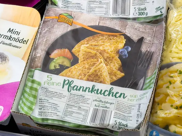 Markette paketlenmiş Alman pfannkuchen gösterisi.