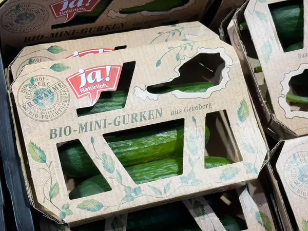 Piyasada çevre dostu ambalajlarda organik minik salatalıklar.