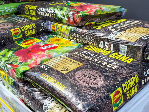 Compo sana saksı toprak torbaları bahçe merkezinde sergilenir.