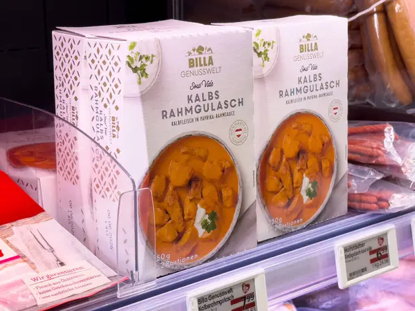 Marketteki dondurucu vitrininde paketlenmiş kalbs rahmgulasch.
