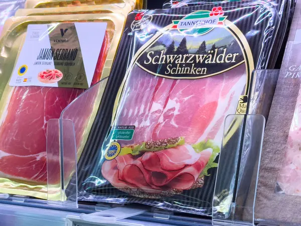 Süpermarket buzdolabı bölümünde çeşitli mezeler sergileniyor..