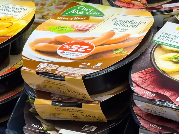 Markette indirimli sosis etiketli paketlenmiş sosis görüntüsü.
