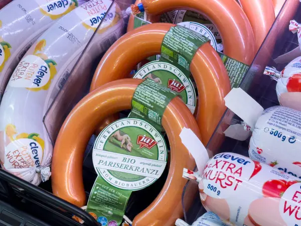 Organik pariserkranz ve süpermarkette çeşitli sosisler..