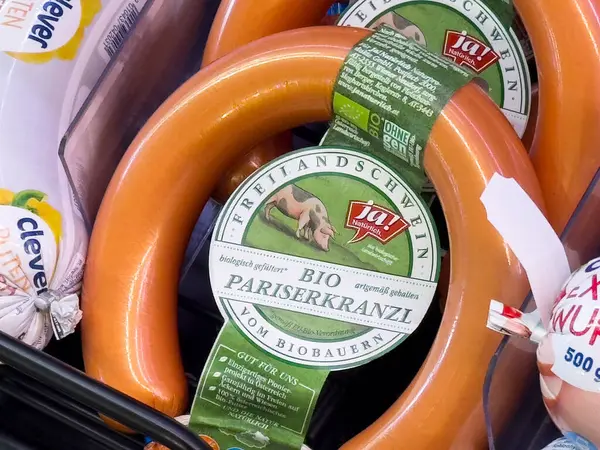 Market vitrininde organik biyopariserkranz sosis paketi.