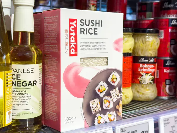 Japon malzemeleri ve sirke şişesiyle süpermarket koridorunda suşi pilavı..